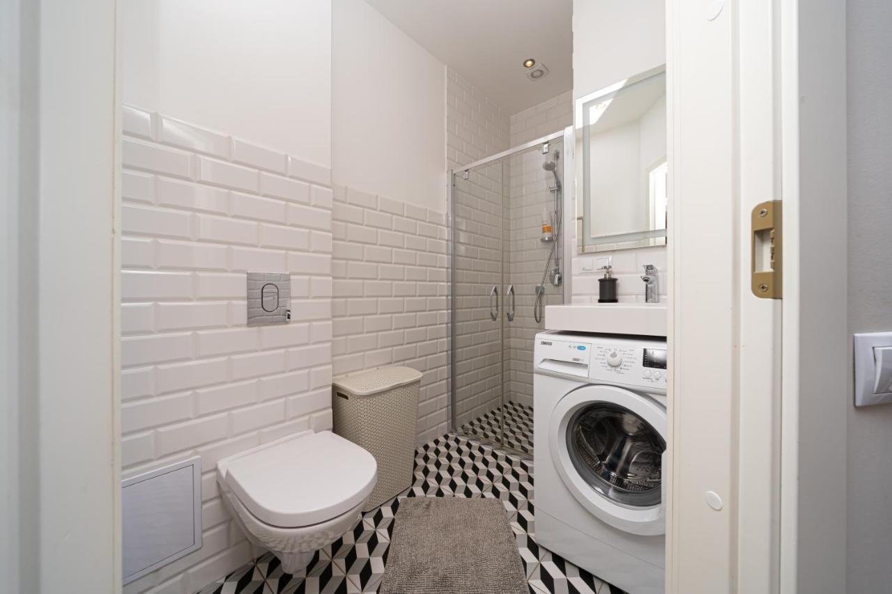Stylish Studio Close To City Center, Cafes & Parks & Local Dining รีกา ภายนอก รูปภาพ